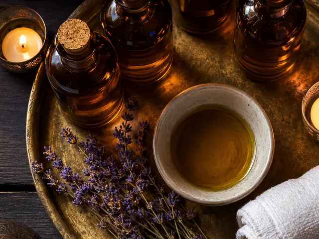 Pirinç tepside aromaterapi yağları, lavanta ve mum — Hasköy, Masaj Salonun